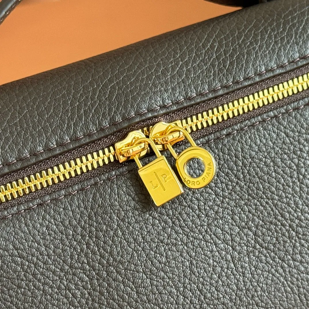 p1160💋💋💋【Original leather configuration counter complete set of packaging】 𝐋𝐨𝐫𝐨 𝐏𝐢𝐚𝐧@ Extra pocket L19 series handbag/crossbody bag, all steel, the most comfortable life is the undefined life, just like loro The material design of pian@ does not require complicated design styles. The simple and soft outline is elegant and durable, like an exquisite cosmetic case, which perfectly balances appearance and functionality. The leather is delicate and feels as soft as butter. The small bag has a large capacity. It is not only portable with a thin shoulder strap, but can also be worn cross-body. Sisters who have a special liking for minimalist style can buy it. It is simple and versatile. The simpler, the more different. Stars and Instagram celebrities are all planting it. There are two sizes of 19 cm and 27 cm. One is exquisite and casual, and the other is elegant and grand. Size: Small: length 19×width 7×height 12cm (